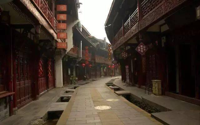 8岁Jayden久违露脸，李嘉欣主动弯腰亲吻儿子毫不避嫌